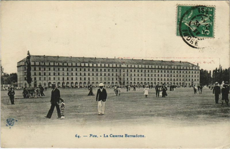 Carte postale ancienne Pau Caserne Bernadotte France à Pau