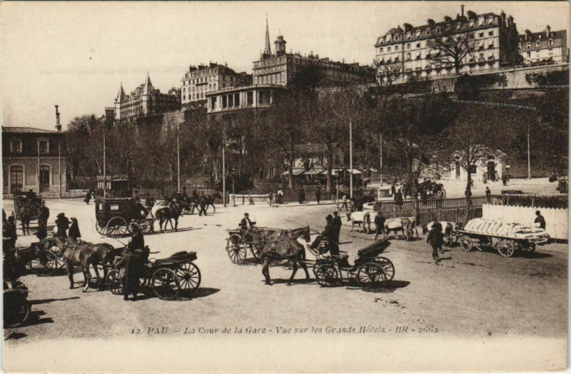 Carte postale ancienne Pau La Cour de la Gare France à Pau