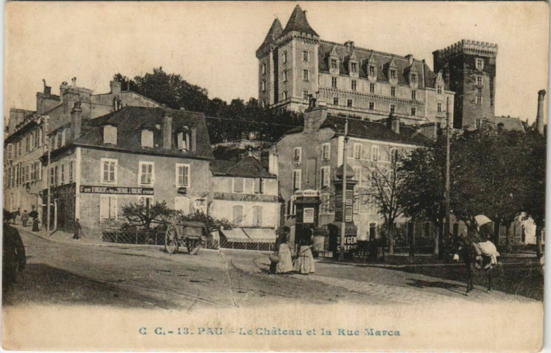 Carte postale ancienne Pau Le Chateau et la Rue Marca France à Pau
