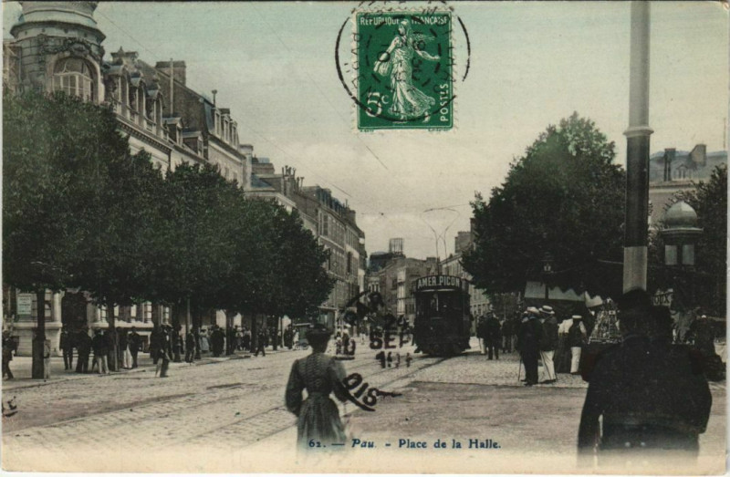 Carte postale ancienne Pau Place de la Halle France à Pau