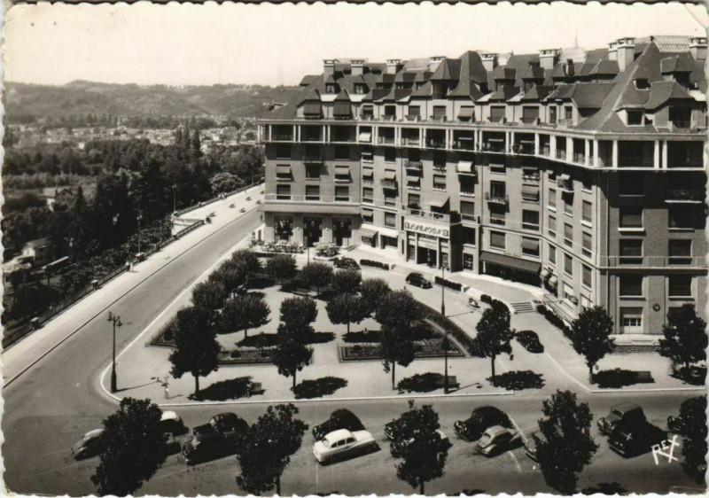 Carte postale ancienne Pau un coin sur le Boulevard des Pyrenees France à Pau
