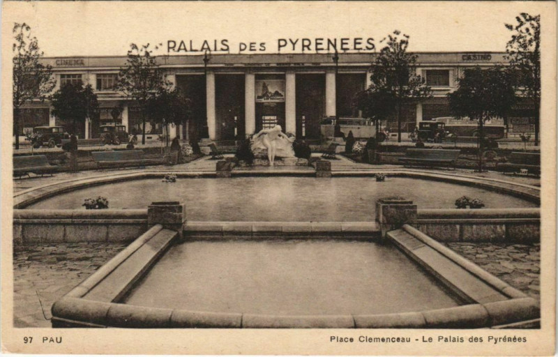 Carte postale ancienne Pau Place Clemenceau .Palais des Pyrenees France à Pau