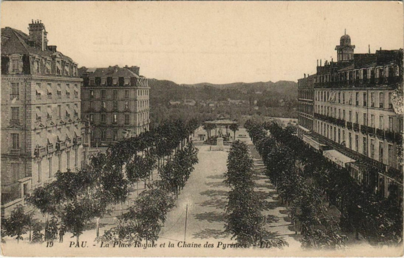 Carte postale ancienne Pau Place Royale et la Chaine des Pyrenees France à Pau