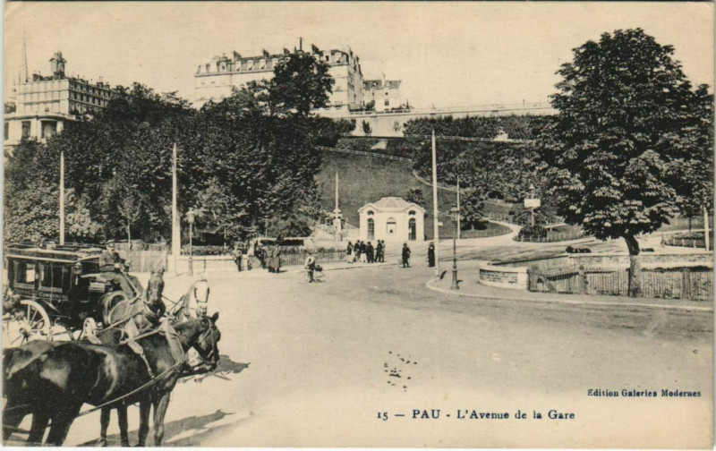 Carte postale ancienne Pau Avenue de la Gare France à Pau