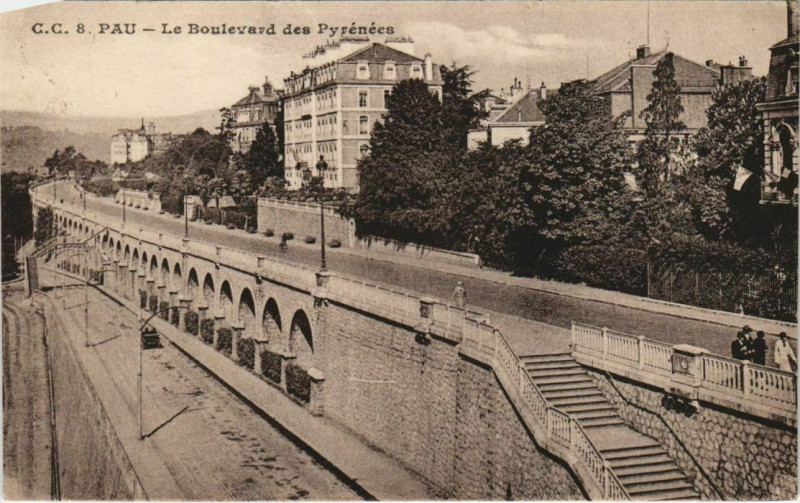 Carte postale ancienne Pau Boulevard des Pyrenees France à Pau