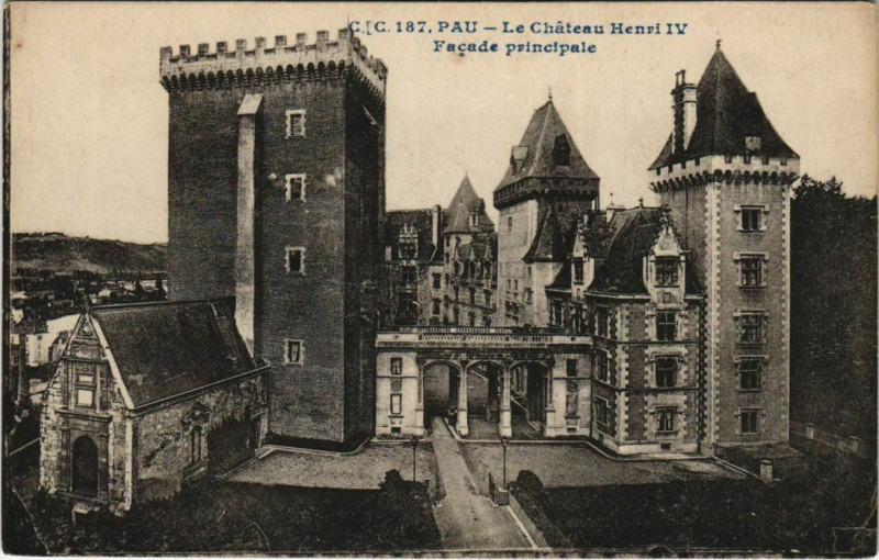 Carte postale ancienne Pau Chateau Henri Iv ,facade principale France à Pau