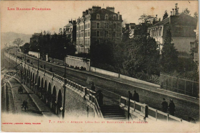 Carte postale ancienne Pau Avenue Leon Say et Boulevard des Pyrenees France à Pau