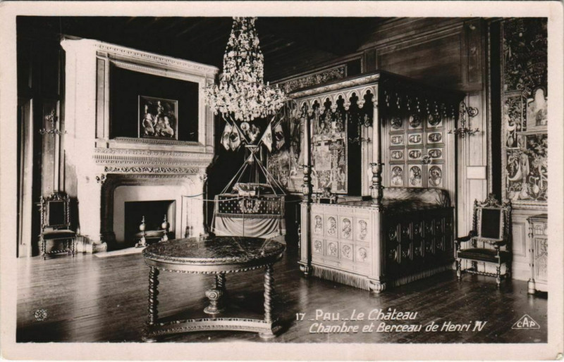 Carte postale ancienne Pau Le Chateau ,Chambre Henri Iv France à Pau
