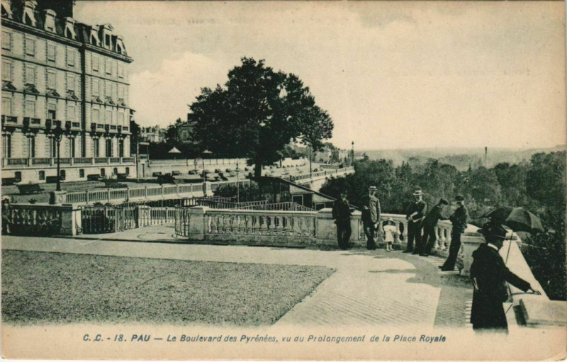 Carte postale ancienne Pau Boulevard des Pyrenees France à Pau