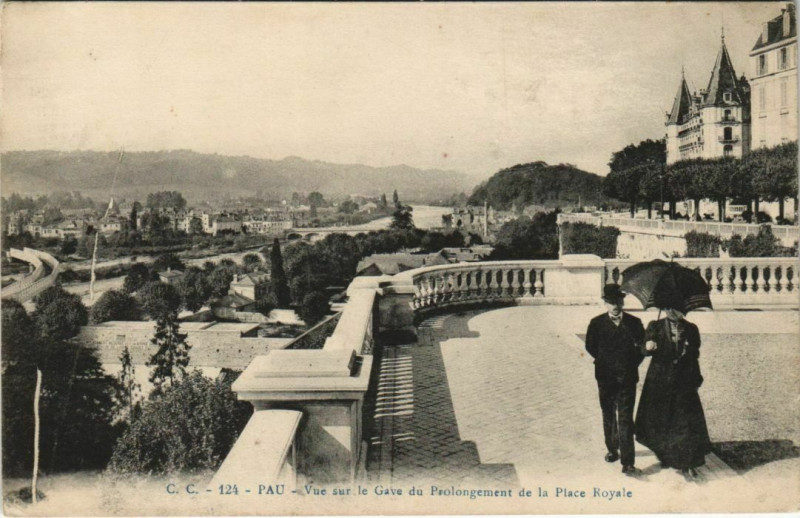 Carte postale ancienne Pau vue sur le Gave du Prolongement de la Place Royale France à Pau