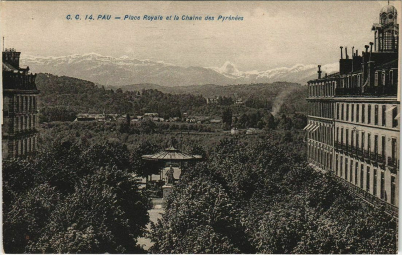 Carte postale ancienne Pau Place Royale et la Chaine des Pyrenees France à Pau