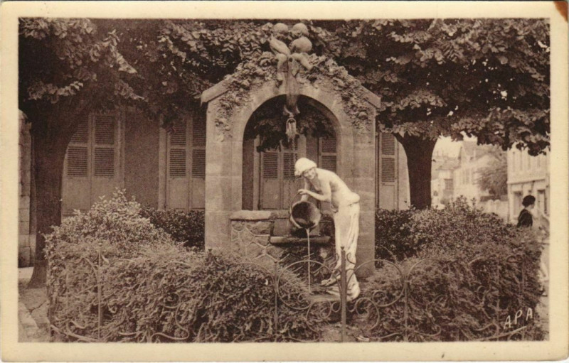Carte postale ancienne Pau Fontaine de l'Avenue Thiers France à Pau