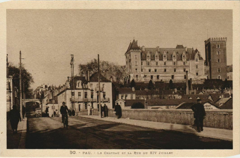 Carte postale ancienne Pau Le Chateau et la Rue du Xiv Juillet France à Pau