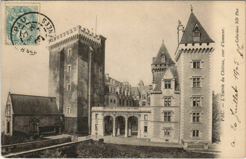 Carte postale ancienne L'Entrée du Château, Cour d'Honneur à Pau