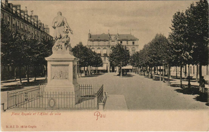 Carte postale ancienne Pau Place Royale et Hotel de Ville France à Pau