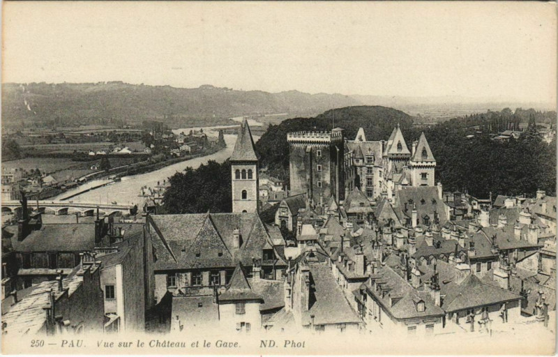 Carte postale ancienne Pau vue sur le Chateau et le Gave France à Pau