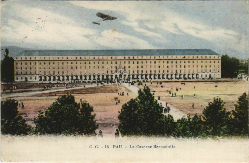 Carte postale ancienne Pau Caserne Bernadotte France à Pau
