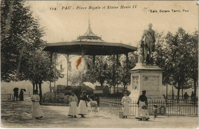 Carte postale ancienne Pau Place Royale et Statue Henri Iv France à Pau