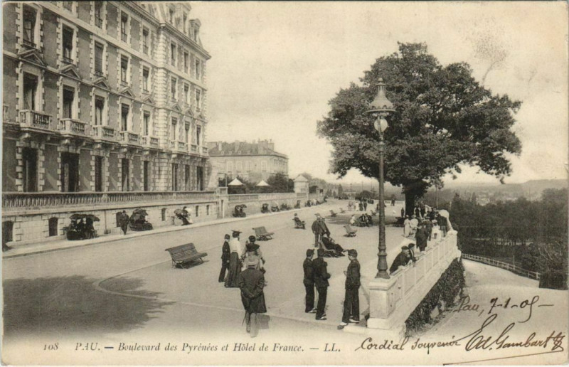 Carte postale ancienne Pau Boulevard des Pyrenees et Hotel de France France à Pau