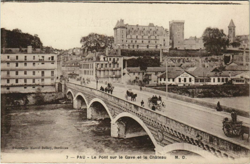 Carte postale ancienne Pau Le Pont sur le Gave et le Chateau d'Henri Iv France à Pau