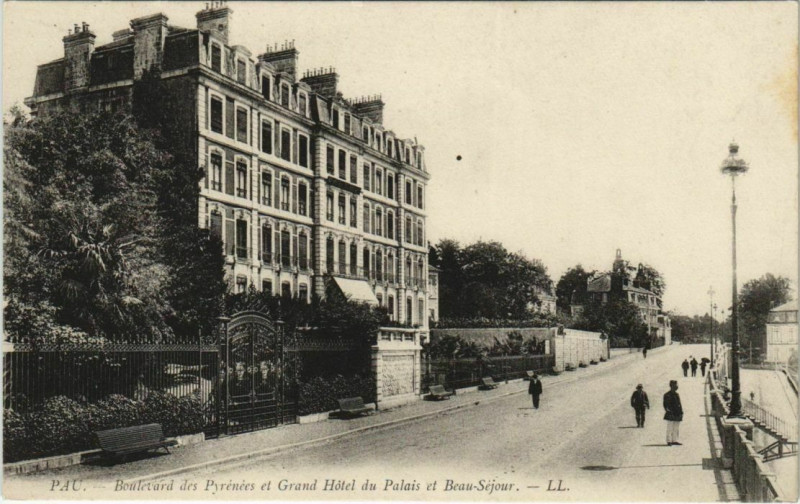 Carte postale ancienne Pau Boulevard des Pyrenees ,Grand Hotel,Palais&Beau Sejour France à Pau