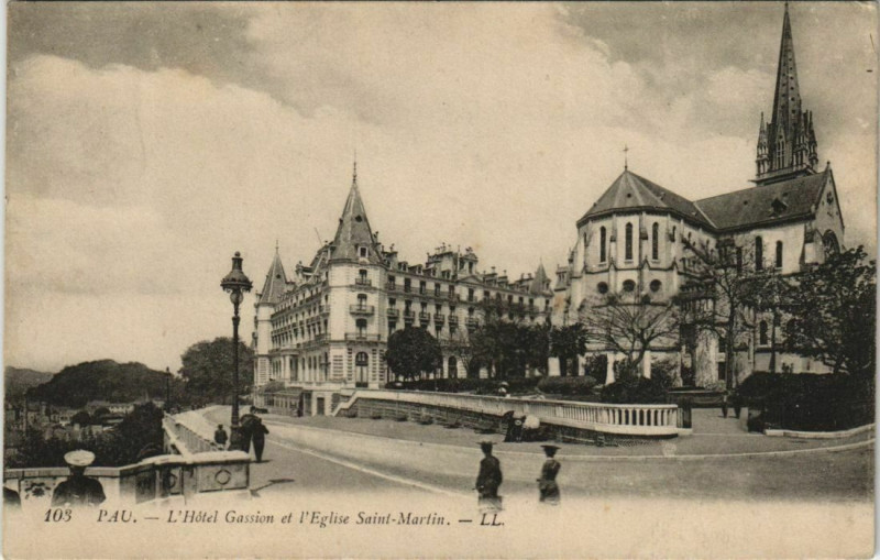Carte postale ancienne Pau Hotel Gassion et Eglise Saint-Martin France à Pau