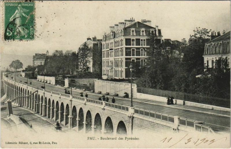 Carte postale ancienne Pau Boulevard des Pyrenees France à Pau
