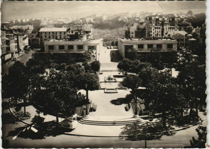 Carte postale ancienne Pau Place Clemenceau et la Chaine des Pyrenees France à Pau