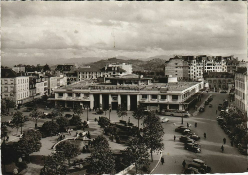 Carte postale ancienne Pau Place Clemenceau et Chaine des Pyrenees France à Pau