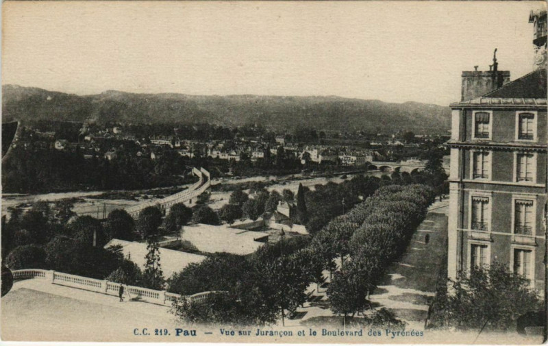 Carte postale ancienne Pau vue sur Jurancon et le Boulevard des Pyrenees France à Pau