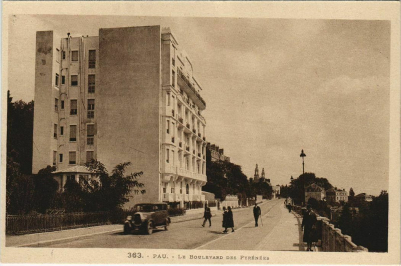 Carte postale ancienne Pau Boulevard des Pyrenees France à Pau