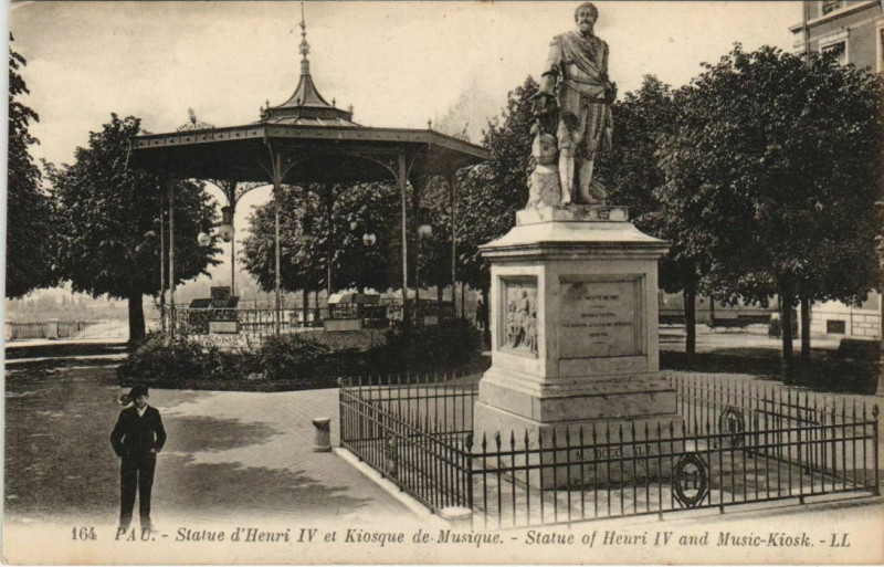 Carte postale ancienne Pau Statue d'Henri Iv et Kiosque de Musique France à Pau