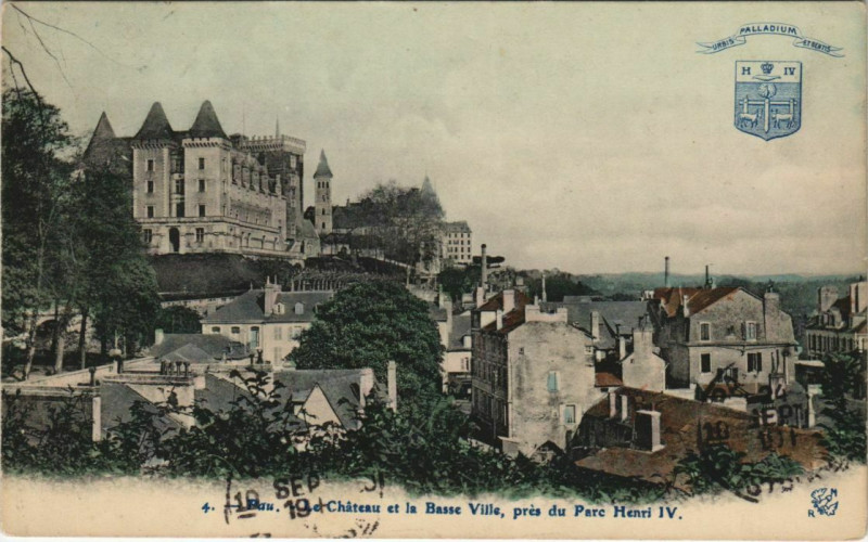Carte postale ancienne Pau Le Chateau et la Basse Ville France à Pau