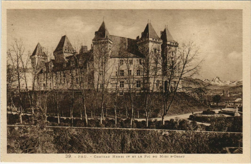 Carte postale ancienne Pau Chateau Henri Iv et le Pic du Midi d'Ossau France à Pau