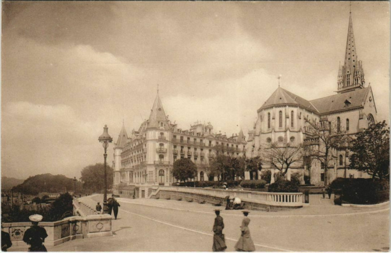 Carte postale ancienne Pau Hotel Gassion et Eglise Saint-Martin France à Pau