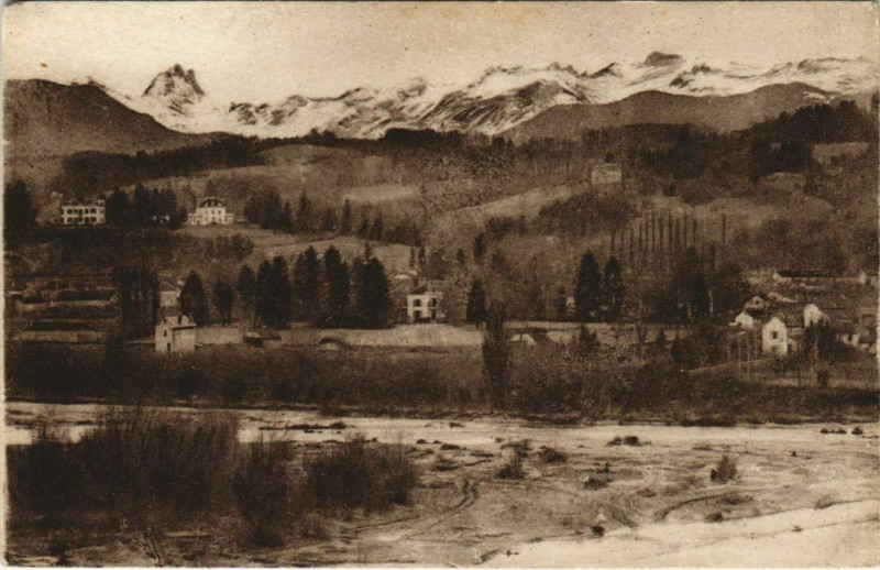Carte postale ancienne Pau Le Gave et les Pyrenees France à Pau