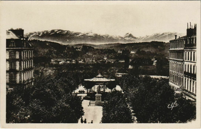 Carte postale ancienne Pau vue Plongeante sur le Place Royale France à Pau