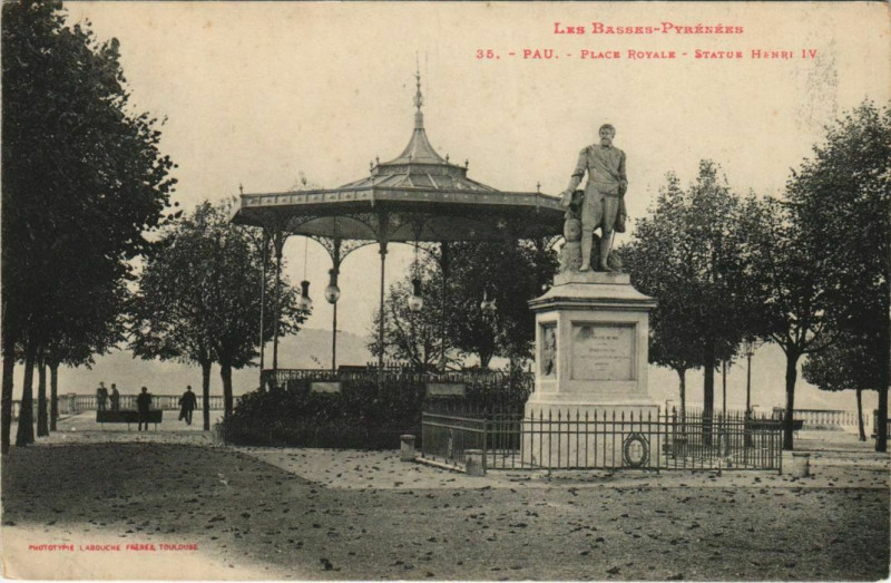Carte postale ancienne Pau Place Royale et Statue Henri Iv France à Pau