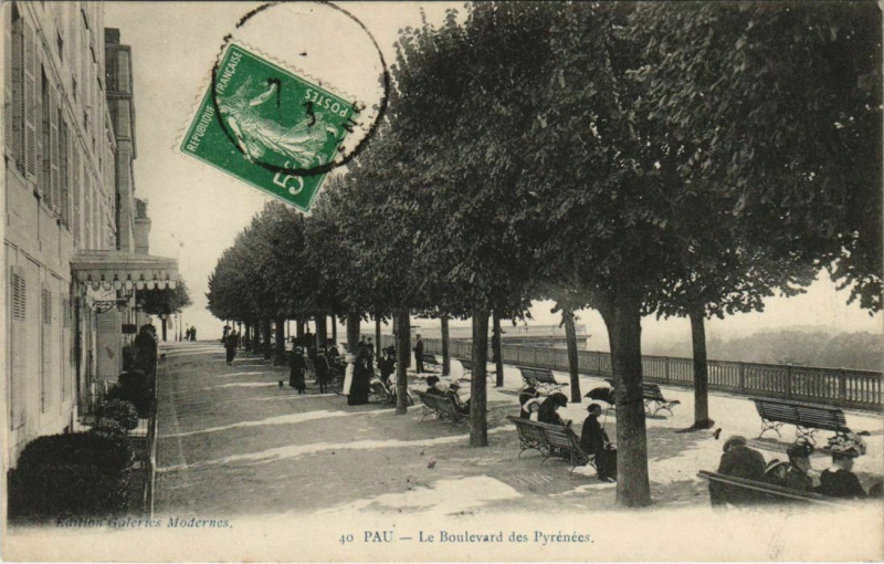 Carte postale ancienne Pau Boulevard des Pyrenees France à Pau