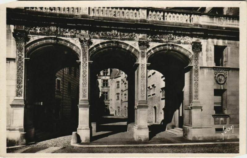 Carte postale ancienne Pau le portique du chateau France à Pau