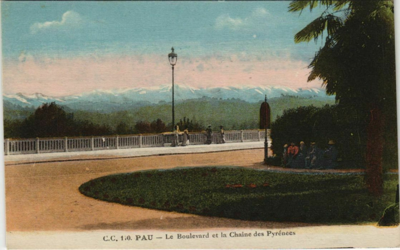 Carte postale ancienne Pau Le Boulevard et la Chaine des Pyrenees France à Pau