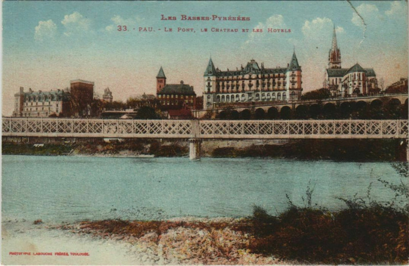 Carte postale ancienne Pau Le Pont,le Chateau et les Hotels France à Pau