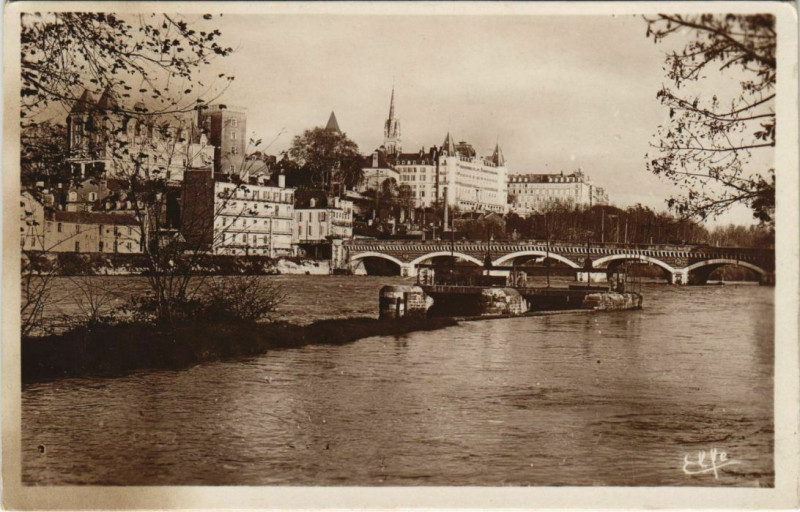 Carte postale ancienne Pau vue generale sur le Gave France à Pau