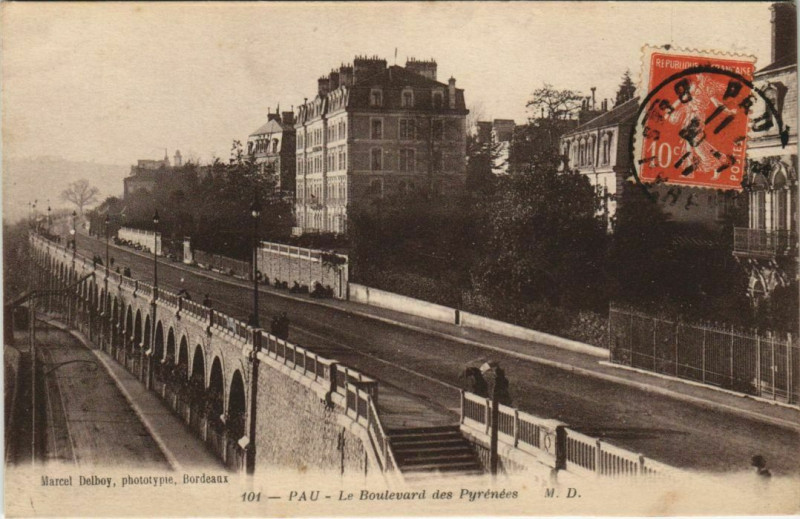 Carte postale ancienne Pau Boulevard des Pyrenees France à Pau