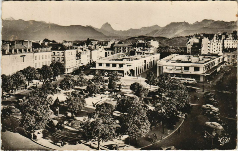Carte postale ancienne Pau Place Clemenceau et la Chaine des Pyrenees France à Pau
