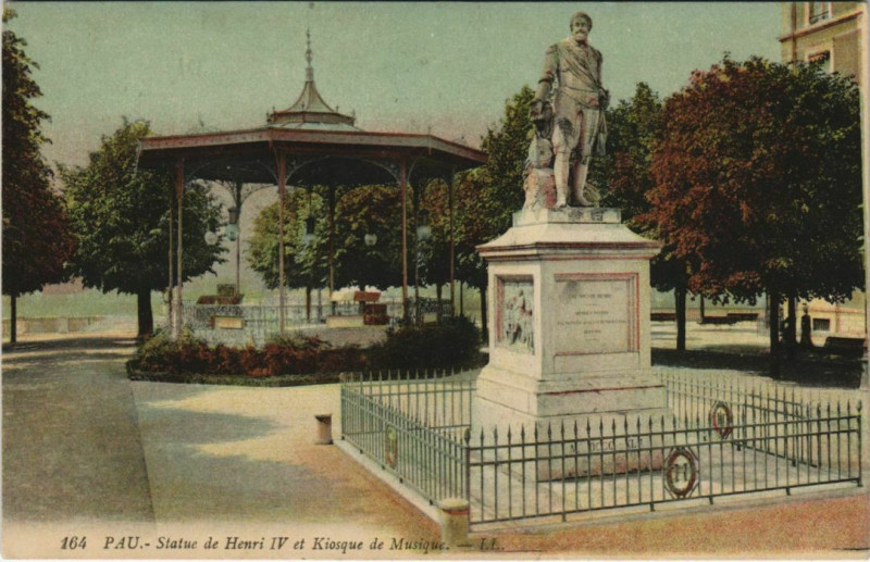 Carte postale ancienne Pau Statue d'Henri Iv et le Kiosque France à Pau