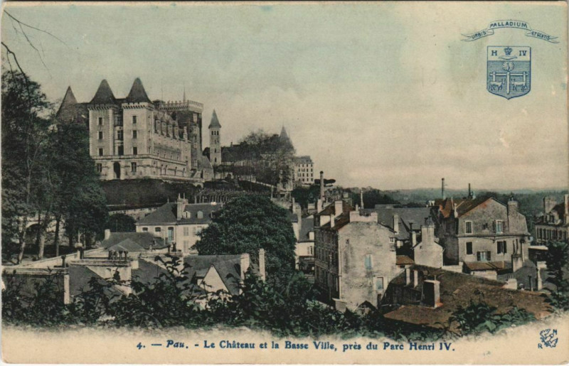 Carte postale ancienne Pau Le Chateau et la Basse Ville France à Pau