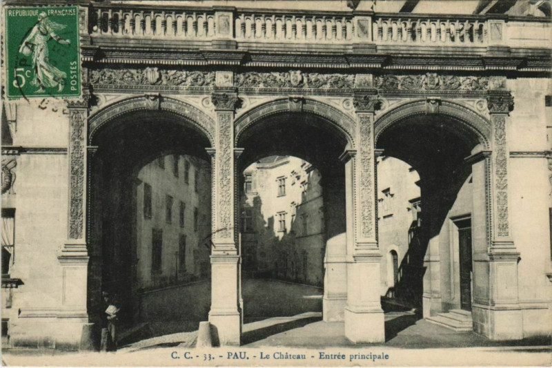 Carte postale ancienne Pau Le Chateau ,entree principale France à Pau