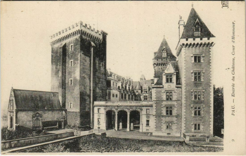 Carte postale ancienne L'Entrée du Château, Cour d'Honneur à Pau