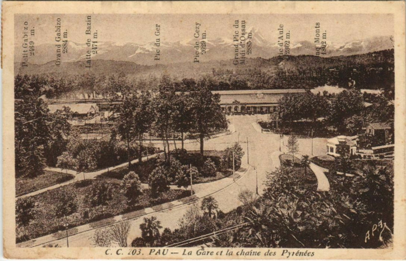 Carte postale ancienne Pau La Gare et la Chaine des Pyrenees France à Pau